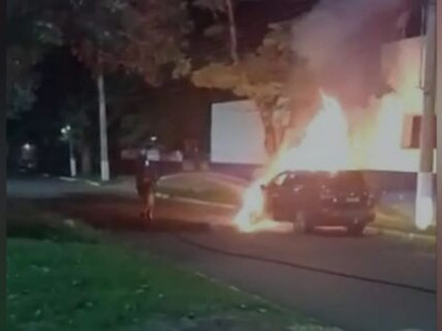 Carro carregado com drogas pega fogo em avenida de Ponta Porã