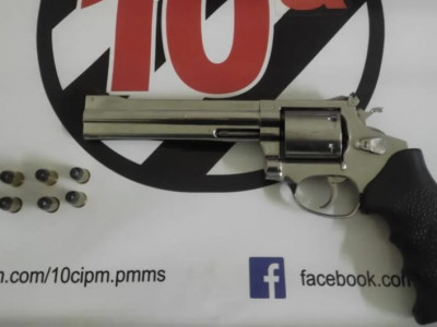 Casal é preso por porte ilegal de arma de fogo