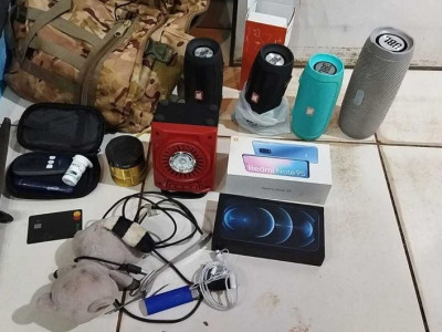 Dupla é flagrada invadindo loja e furtando aparelhos de som 