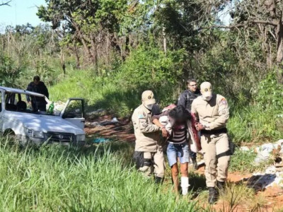 Ex aborda casal em rua deserta, quebra carro e espanca mulher
