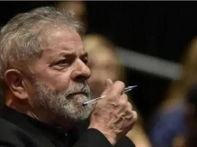 Grupo de bolsonaristas cerca carro e xinga Lula em São Paulo
