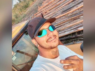 Jovem morre após bater moto de frente com carreta em Ribas