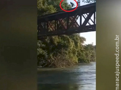 Jovem pula de ponte de 15 metros durante 