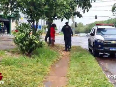 Morador de rua é agredido por homens na Ernesto Geisel
