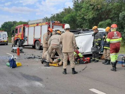 Motorista bate em caminhão e fica em estado grave na BR-163