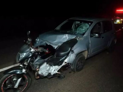 Mulher morre em acidente e impacto faz moto "entrar" no veículo