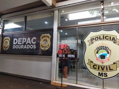 Assaltante ameaça mulher com um facão para roubar celular
