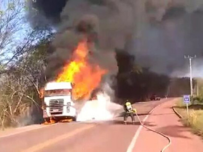 Caminhão carregado com minério pega fogo em Corumbá