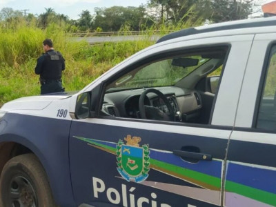 Com tornozeleira eletrônica, foragido é preso em frente a bar