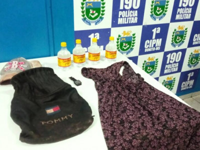 Dupla é presa por furtar quatro recipientes de pinga em mercado 