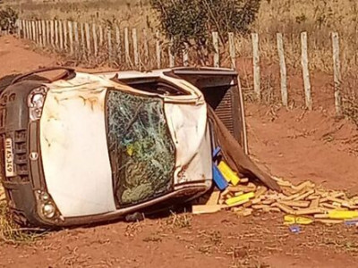 Enfermeiro flagra carro capotado recheado de drogas na MS-040