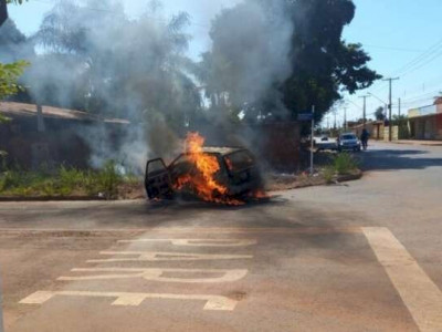 Faísca de solda “escapa” e carro é destruído por incêndio