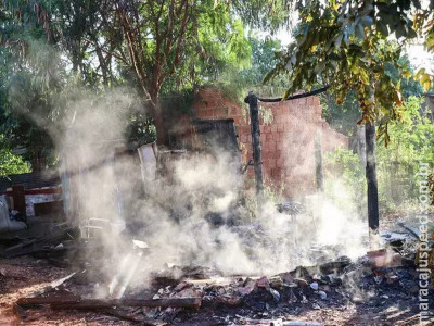 Fogo destrói barraco de madeira e suspeita é de curto-circuito