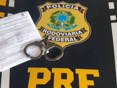 Homem é preso por apresentar documento falso em abordagem