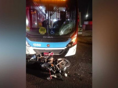 Motociclista tem traumatismo craniano ao bater em ônibus no Piratiringa