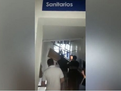 Telhado de faculdade cai e deixa alunos em pânico na fronteira