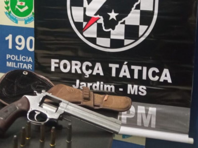 Arma de fogo é apreendida durante abordagem em veículo