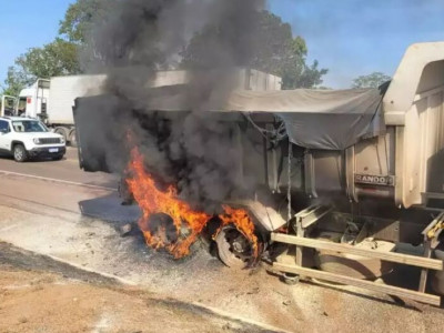 Caminhão carregado com massa asfáltica pega fogo em rodovia de MS