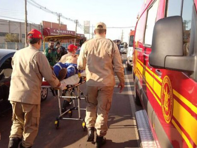 Caminhoneiro sofre mal súbito e bate em carro na Cônsul Assaf Trad
