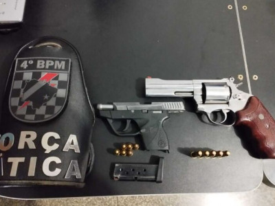 Dois são presos levando armas de fogo e drogas em caminhonete