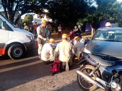 Duas pessoas ficam feridas após colisão em cruzamento no Jardim Maringá