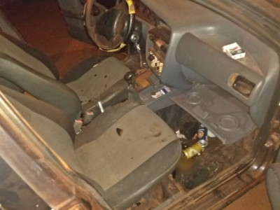 Embriagado, motorista acaba preso após bater carro no meio fio 