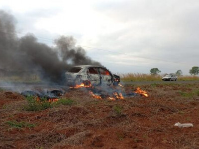 Gol pega fogo em rodovia e quase atinge vegetação na MS-162