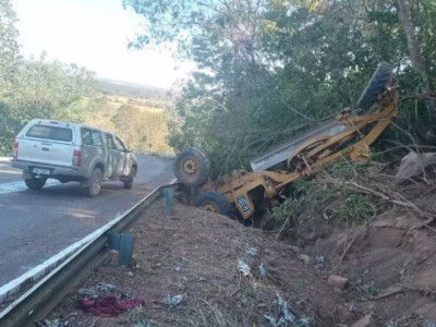 Homem fica ferido após motoniveladora cair em trecho de serra 