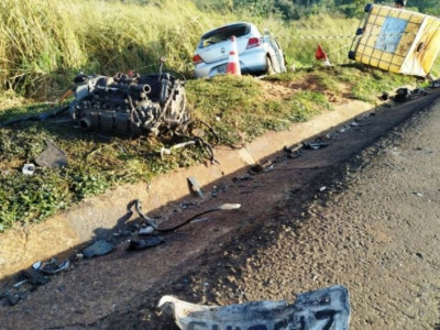 Homem morre após colidir veículo com carreta na BR-163