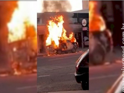 Kombi é consumida pelo fogo em plena avenida