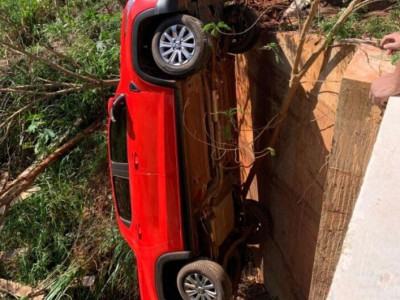 Motorista perde o controle e veículo despenca em ribanceira