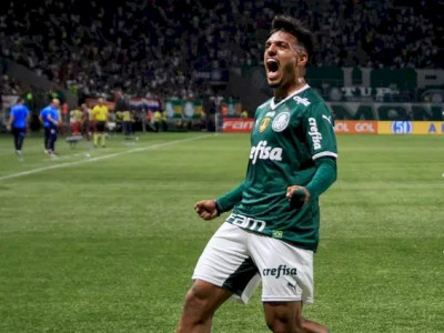 Palmeiras sofre susto no fim, mas derrota Internacional e segue líder