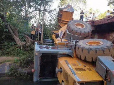 Trator cai de ponte e mata operador de máquinas esmagado