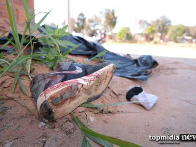 Andarilho quebra garrafa e fura homem em Dourados