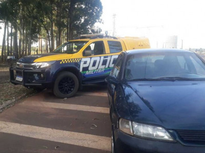 Após perseguição, motorista de carro com maconha é baleado