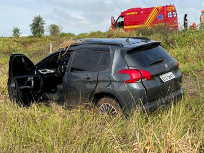 Após sair da pista, veículo com casal capota em rodovia de MS