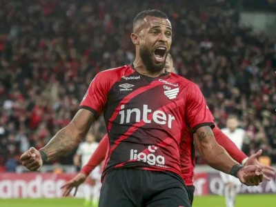 Athletico-PR vence Palmeiras e abre vantagem por final da Libertadores