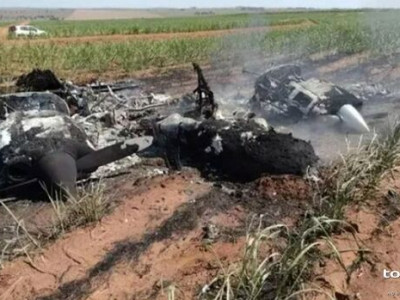 Avião bimotor que era perseguido é encontrado em chamas