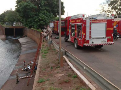 Bombeiros resgatam homem que caiu em córrego em Campo Grande