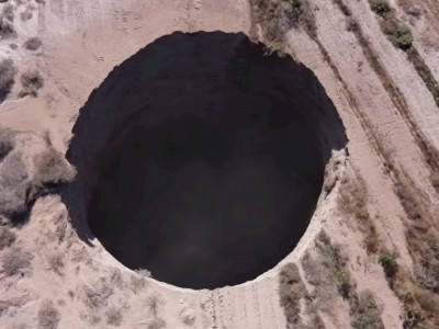 Buraco gigante chama atenção no Deserto do Atacama