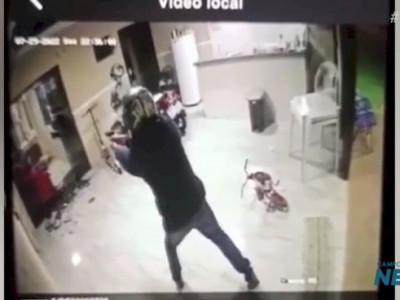 Câmera de segurança mostra momento em que dupla invade casa e executa morador