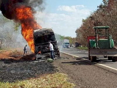 Carreta pega fogo após curto-circuito em sistema elétrico