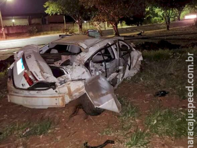 Corolla capota e três pessoas são socorridas em estado grave