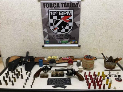 Dupla é presa em flagrante com várias munições e armas