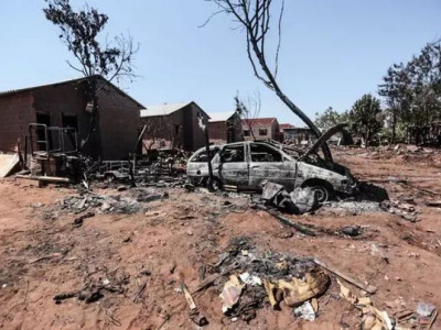 Famílias pedem ajuda para reconstruir barracos após incêndio