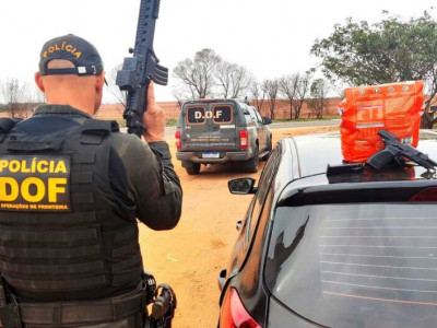 Foragido é preso com pistola escondida em ração para cachorro