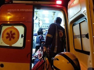 Motociclista morre após bater em caminhão estacionado no Nova Lima