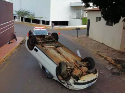 Mulher capota veículo e é socorrida pelo Corpo de Bombeiros