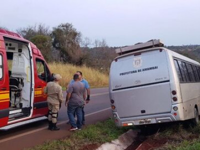 Ônibus com pacientes sai da pista e bate em barranco em Amambai
