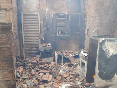 Raio cai na rede elétrica e casa é incendiada em Nova Andradina 